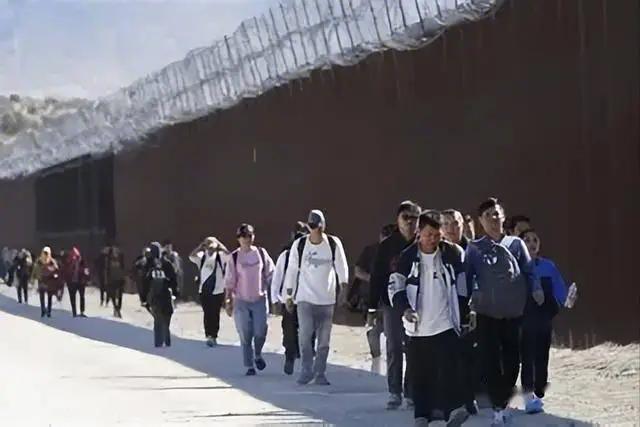 崇洋媚外的代价已经出现，10万赴美润人遭美国遣返，中国态度明确，身份存疑一律不
