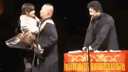 女粉丝（上台献花时突然搂住郭德纲脖子）：郭大爷，让我亲一口啵，就一口。郭德纲