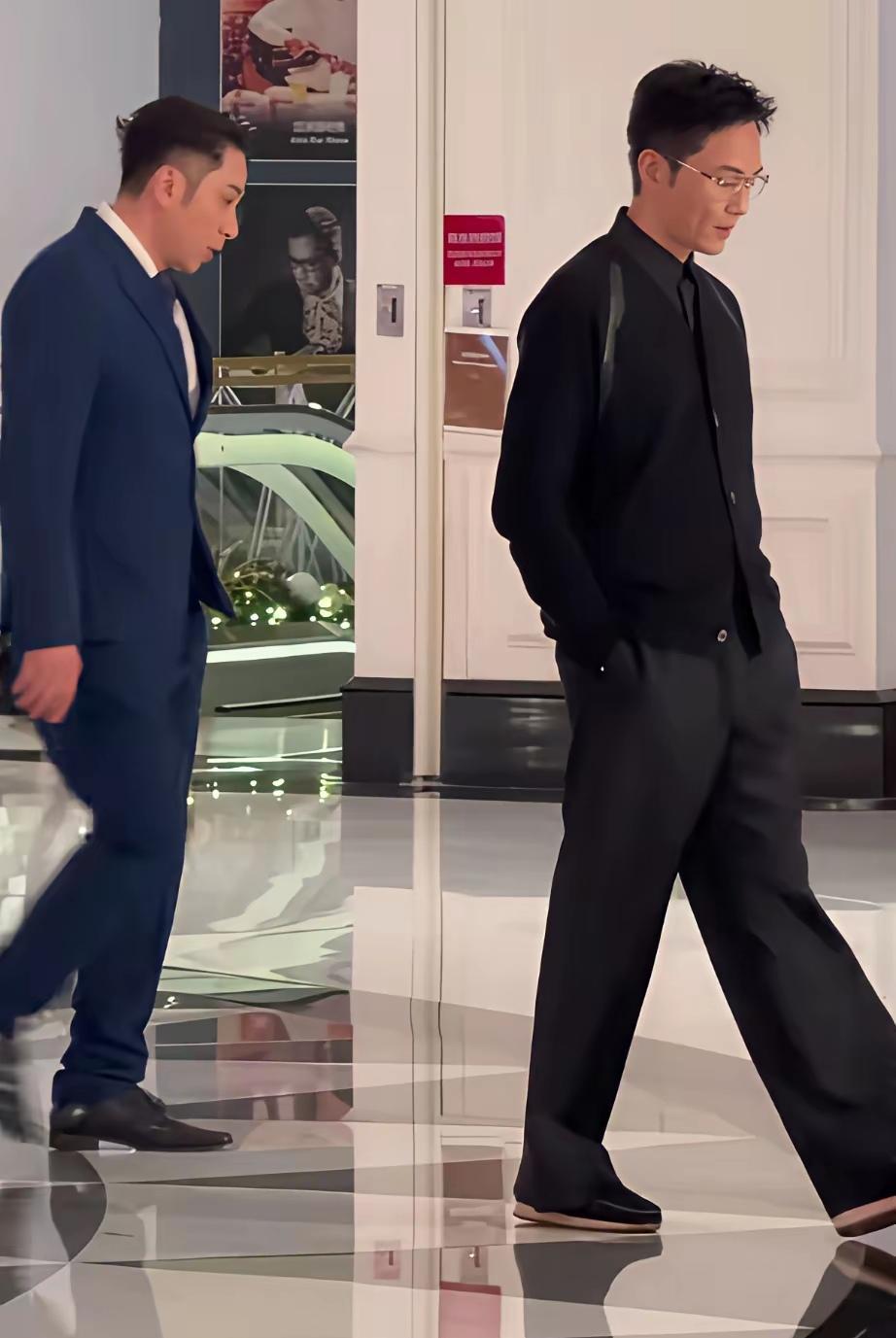 谁懂啊！刷到张智霖这段路人拍的视频，真的看了不下五遍！没一句对白，就站在那