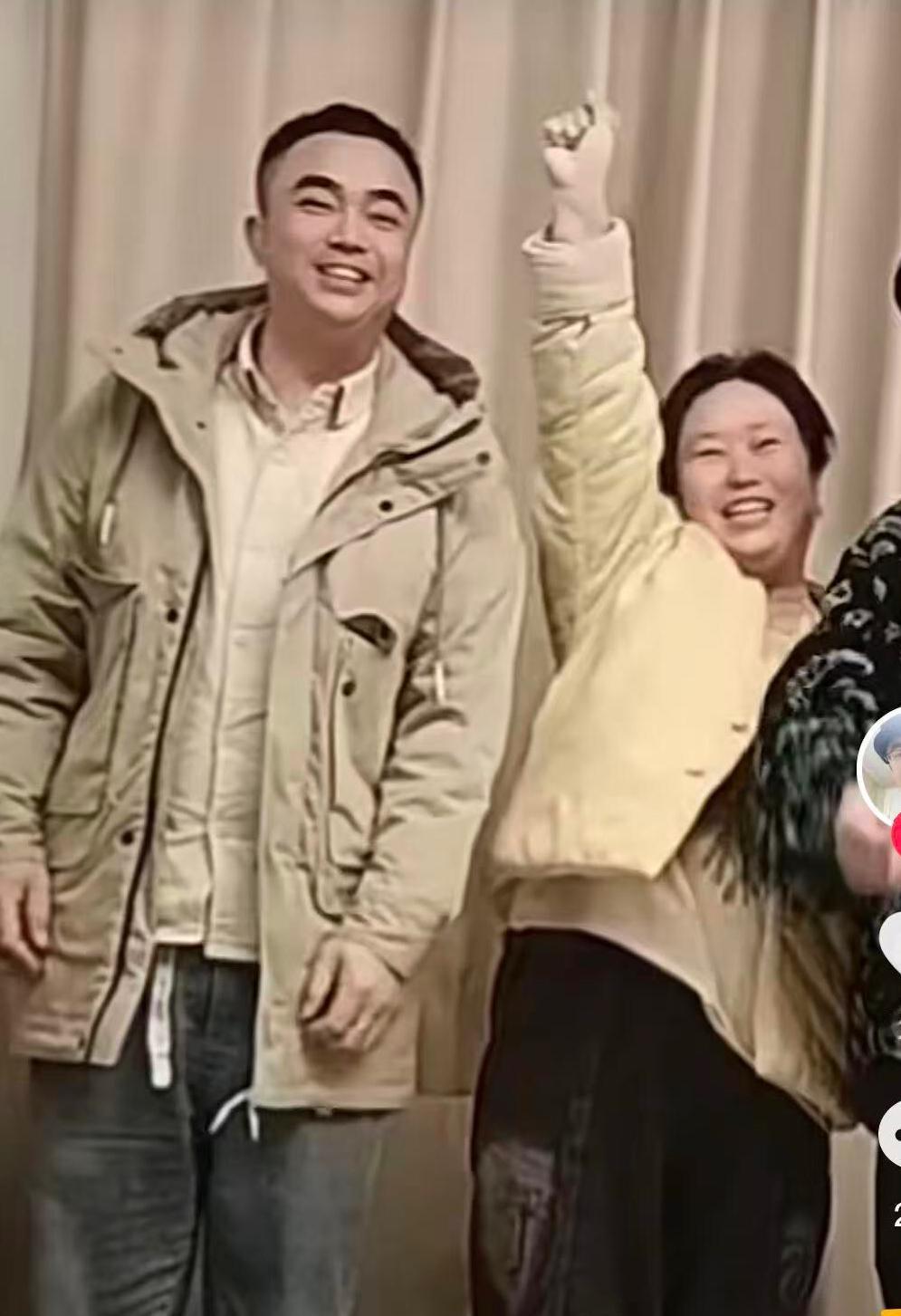 **妈的，三个人站那儿，张干部、星球、火火！嗓子眼儿都喊劈了，“坚持正义，坚