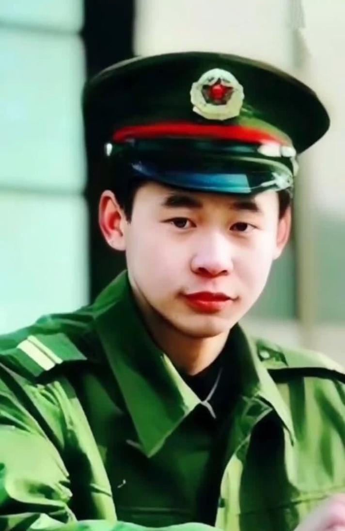 1995年，一名解放军战士在乘车回部队的途中，劝司机不要停下加油，但司机执意停下