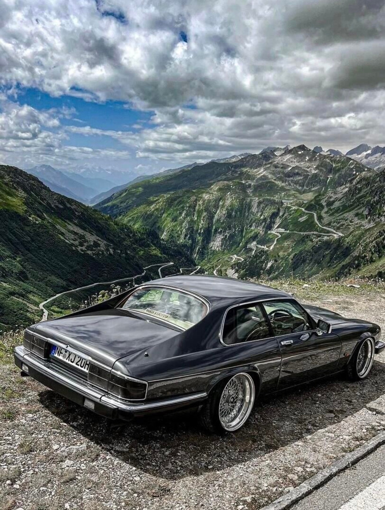 初代捷豹XJS诞生于1975年，适配十二缸发动机，这台是上个世纪九十年代Face