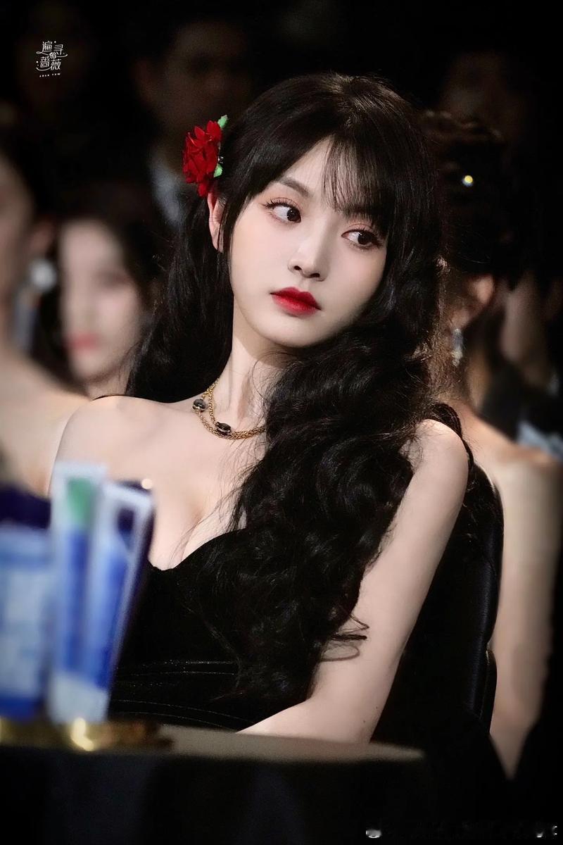 田曦薇粉丝这么牛的吗，都把周也热门给屠了，而且还是几个小时，看不出来田曦薇流量挺