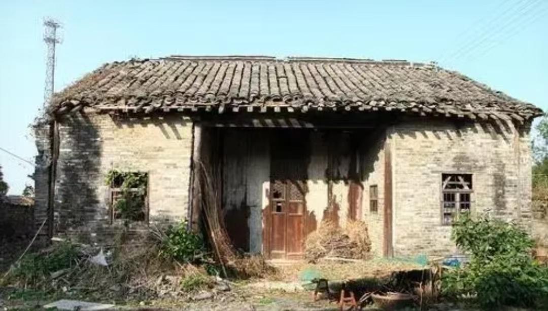 我婆婆昨天终于把她和公公俩住了几十年的老平房卖了，共卖了13万，公公前几年走了。