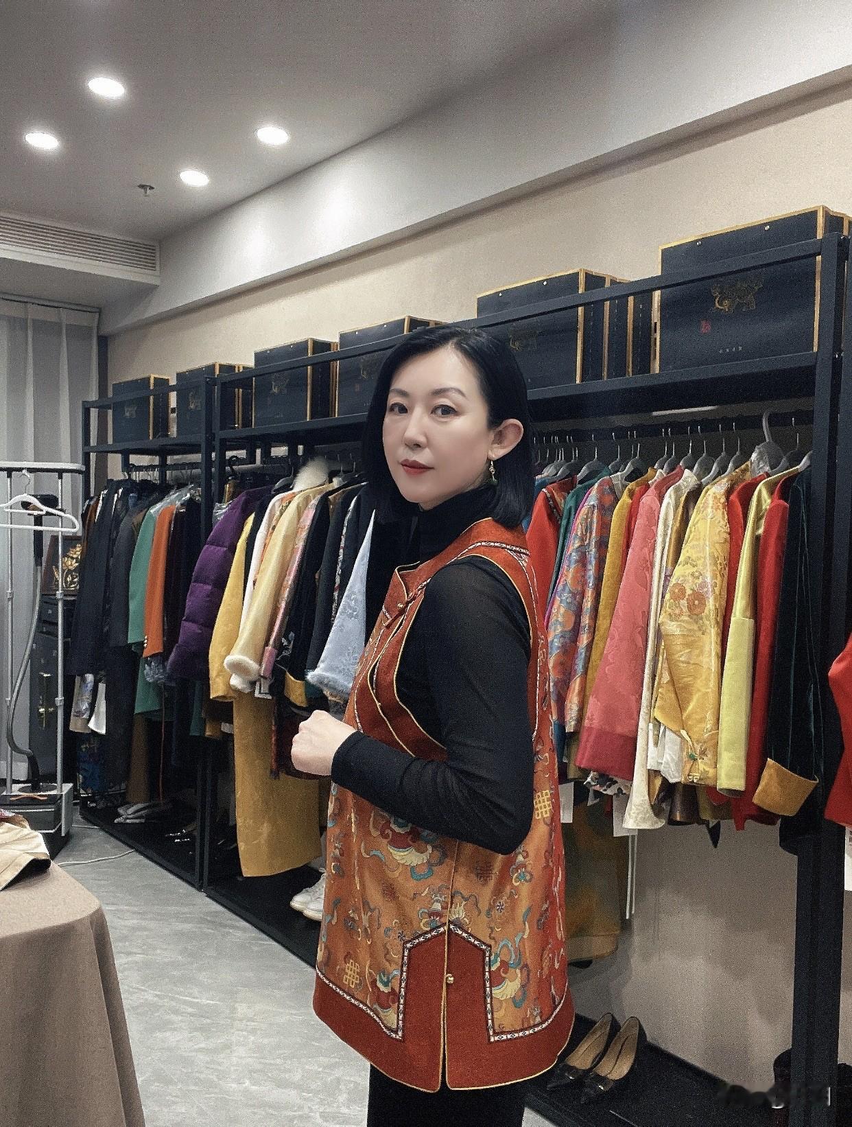 成熟又有气质的女性都有哪些特点有良好的仪态，挺胸抬头，坐姿端正。