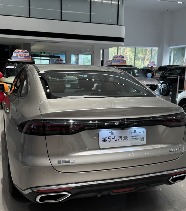 帝豪五代用车帝豪这车开起来挺省心的，市区代步完全够用，油耗基本在6-7个油左右