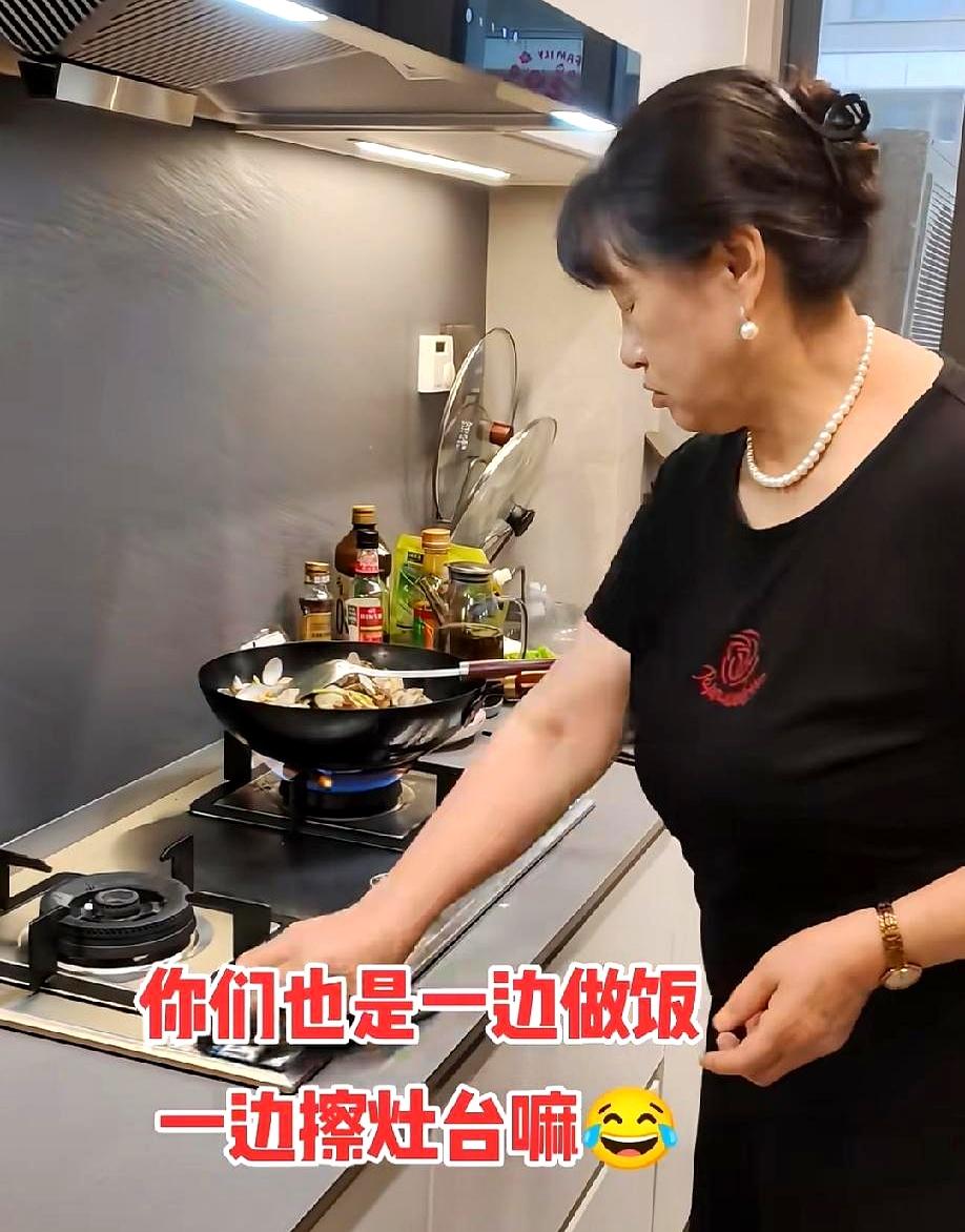 10800的退休金，听着不算少，可真摊到一对成年子女身上时，很多老人照样会被掏空