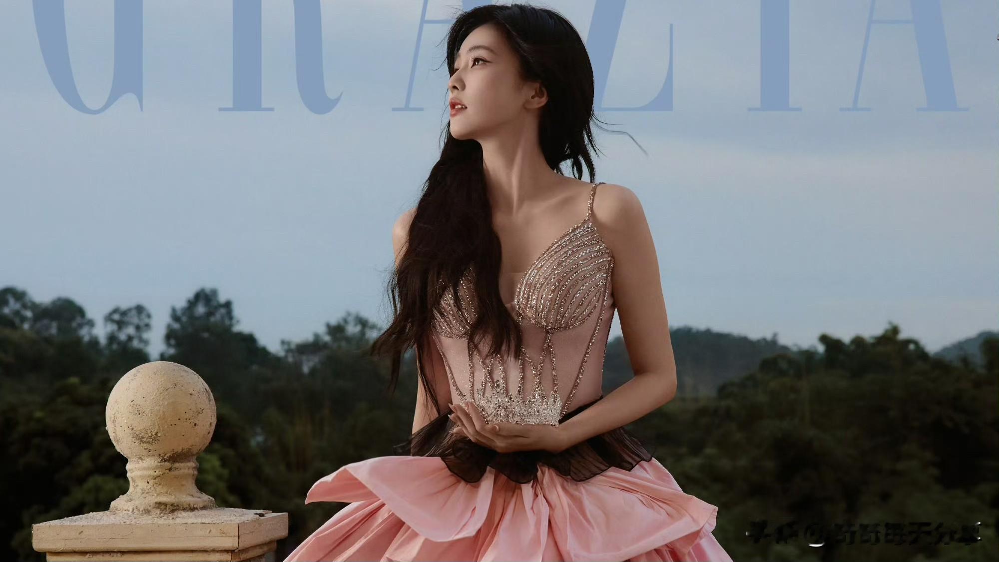 白鹿以《红秀GRAZIA》改版后首期秋季刊封面，为出道十年交出了“初心如故”的答卷。这组以“TRUE