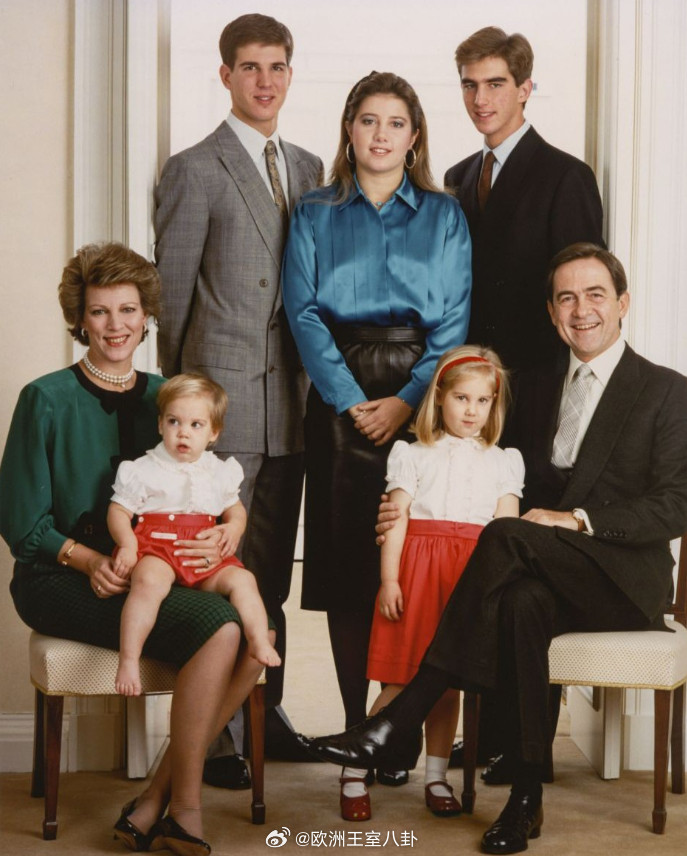 老照片1987年，希腊末代国王康斯坦丁、王后安妮-玛丽和5个孩子，浓浓的祖孙三