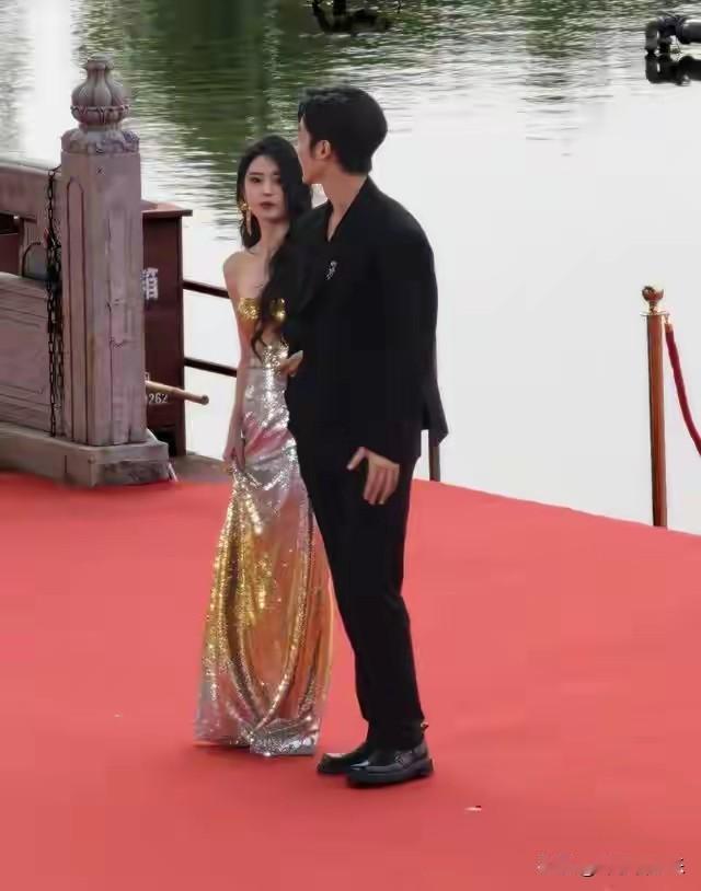 11月2日晚，以“造梦每一秒，横竖都有戏”为主题的2025横店微短剧之夜在横店圆