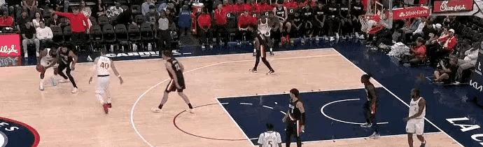 哈登喂饼，卡佩拉吃成了饼皇。一拆伙，饼皇饿得慌。火箭那会儿，哈登一突破，卡佩