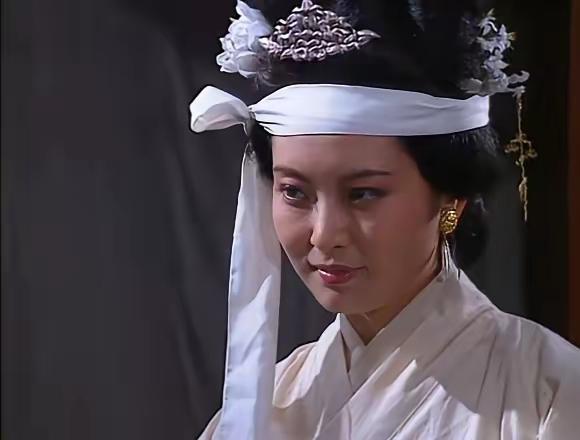 公元189年，曹操趁夜来到了何太后的寝宫，何太后面露喜色，兴奋的对他说道：“你终