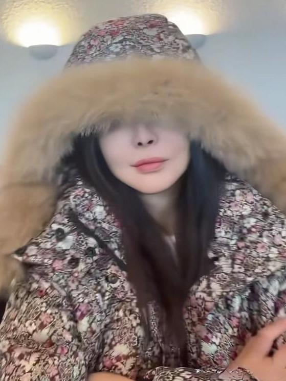 王祖贤开10级滤镜亮相，遮遮掩掩引唏嘘家人们，王祖贤终于开抖音了！可视频里