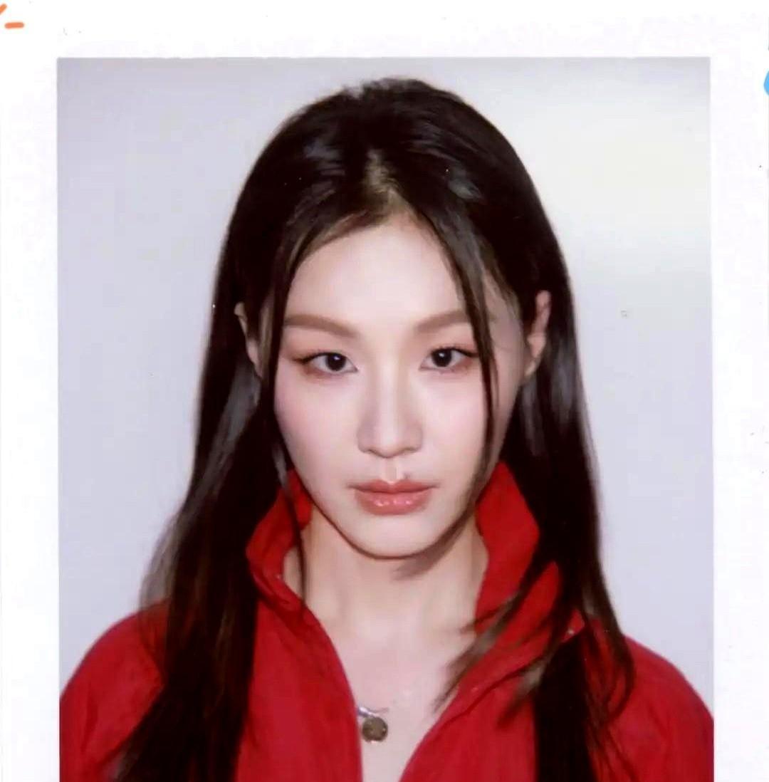 金靖，这位曾让人觉得只会在综艺里疯狂搞笑的女孩，其实藏着不一样的自己。她是上海政