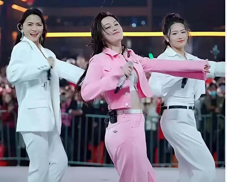 明星和网红一样，他们被粉丝追捧成为大咖，最后又因为粉丝是普通人而看不起粉丝！