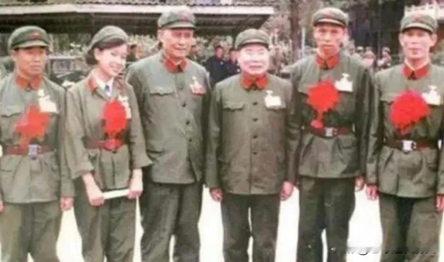 这张1984年的照片，定格了杨得志上将接见老山前线英模的场景。左二的钟惠玲胸前