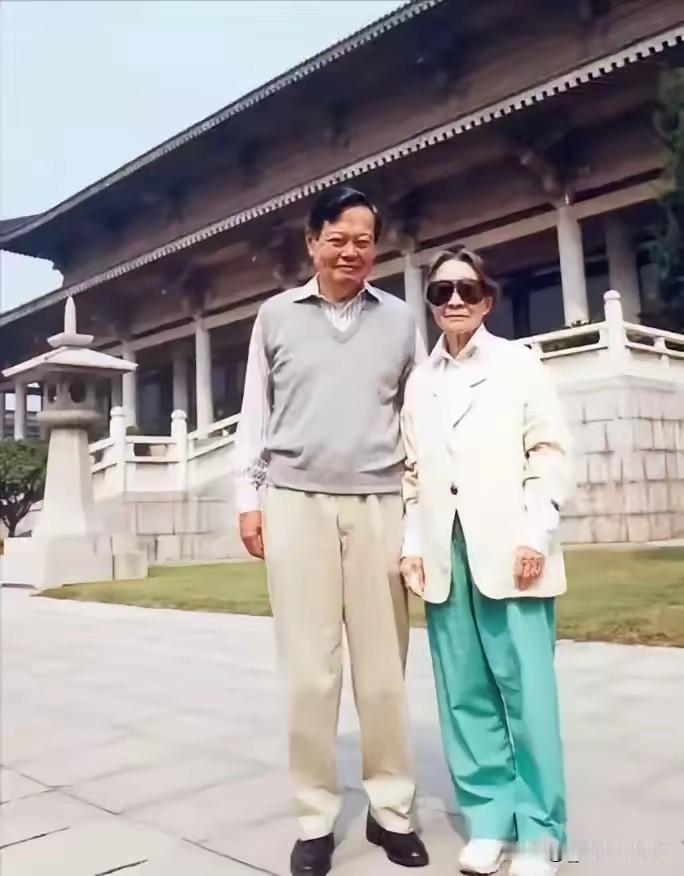 杨振宁和原配夫人杜致礼在中式建筑前的晚年合照。那时杨振宁已年近古稀，身旁的杜致礼