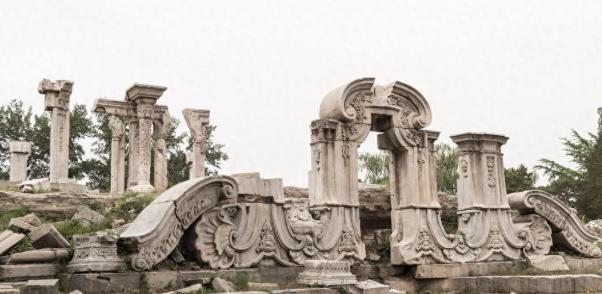 圆明园被毁150年后，专家准备对其修复时，意外发现50000多件文物。 很多