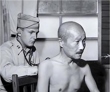 1948年，东京巢鸭监狱，东条英机在被执行绞刑前，正在吃自己人生的最后一餐，虽然