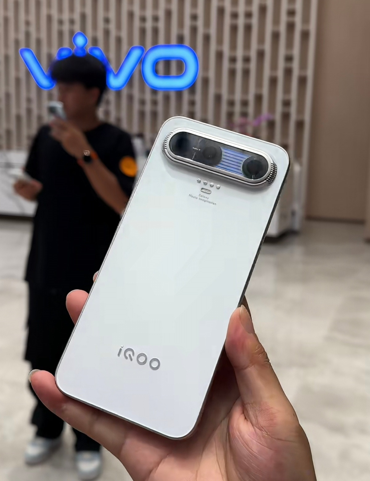 iQOO发布十周年概念机，2K+240Hz屏幕，屏幕无挖孔，15000mAh电池