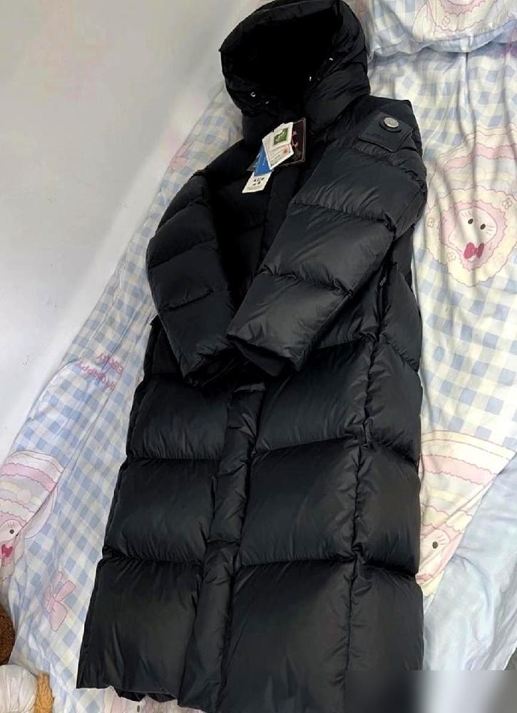 终于敢买白色羽绒服了。不是因为胆大了，是羽绒服自己“叛变”了。你发现没，商场里挂