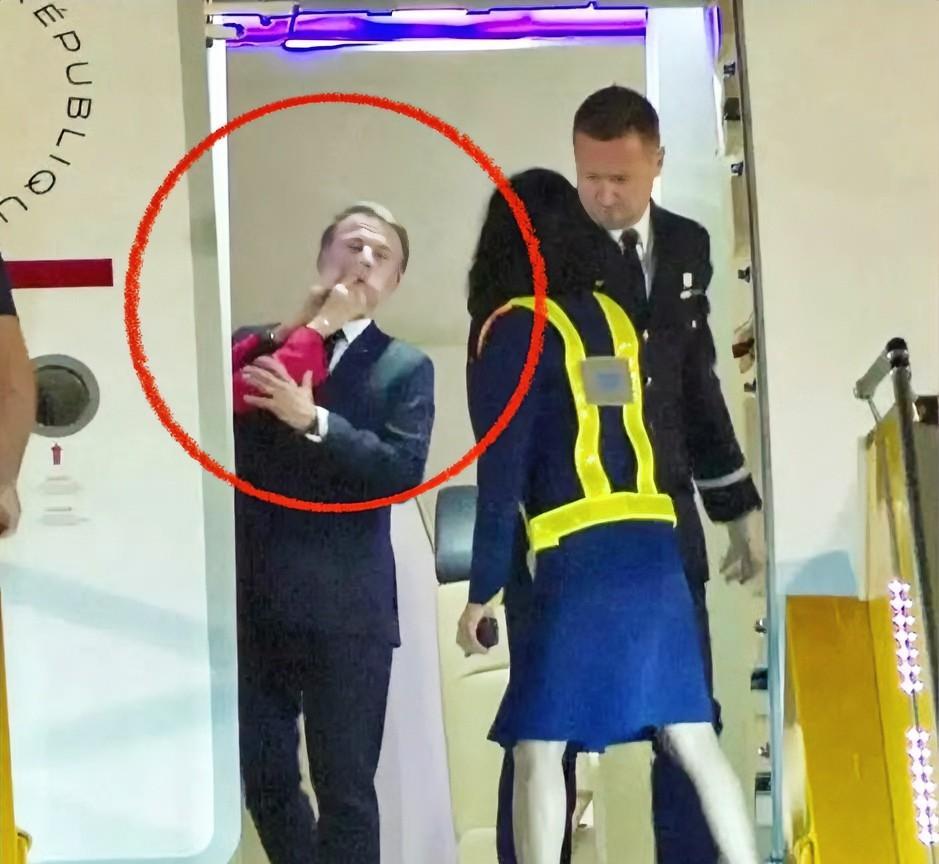 闹大了！马克龙不好收场了。法国总统马克龙出访越南下飞机前疑似被第一夫人布丽吉特掌
