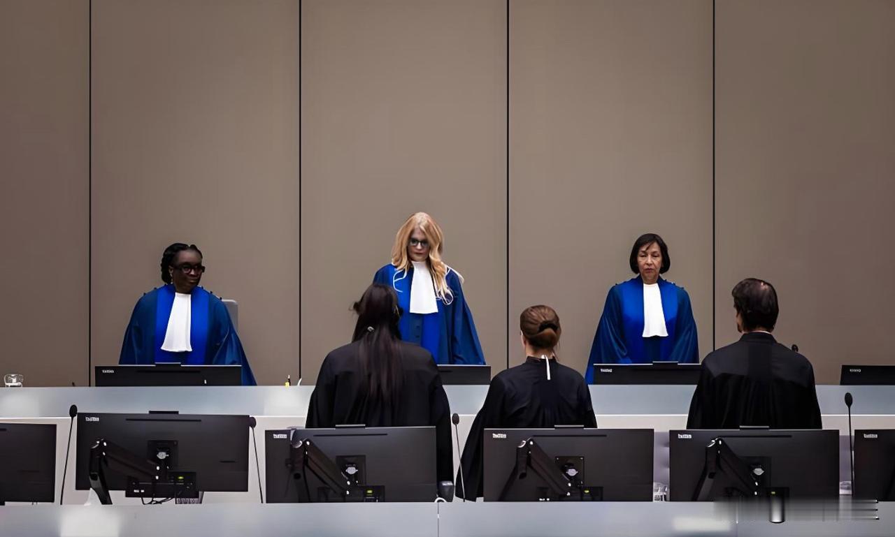 周五,菲律宾媒体头条关注和报道了:国际刑事法院驳回了菲律宾前总统罗德里戈·杜特尔