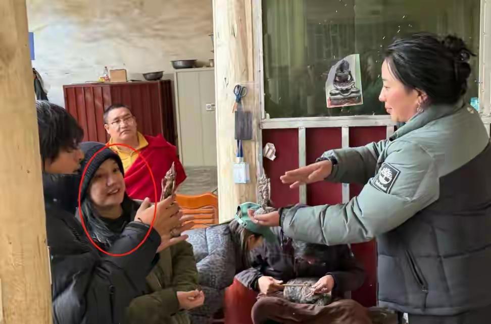 49岁的赵薇，12月8日在广东潮州被拍到用餐。生图里她又老又瘦，和厨师、工作人员