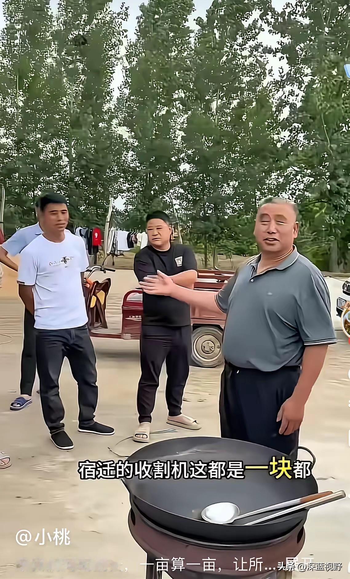 河南麦收现场，来自江苏淮安和宿迁的20辆收割机刚抵达村口，就被一位当地大叔拦