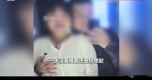 怀孕4个月的妻子打开丈夫电脑，点开一个文件夹，里面全是丈夫和另一个女人的裸身亲密