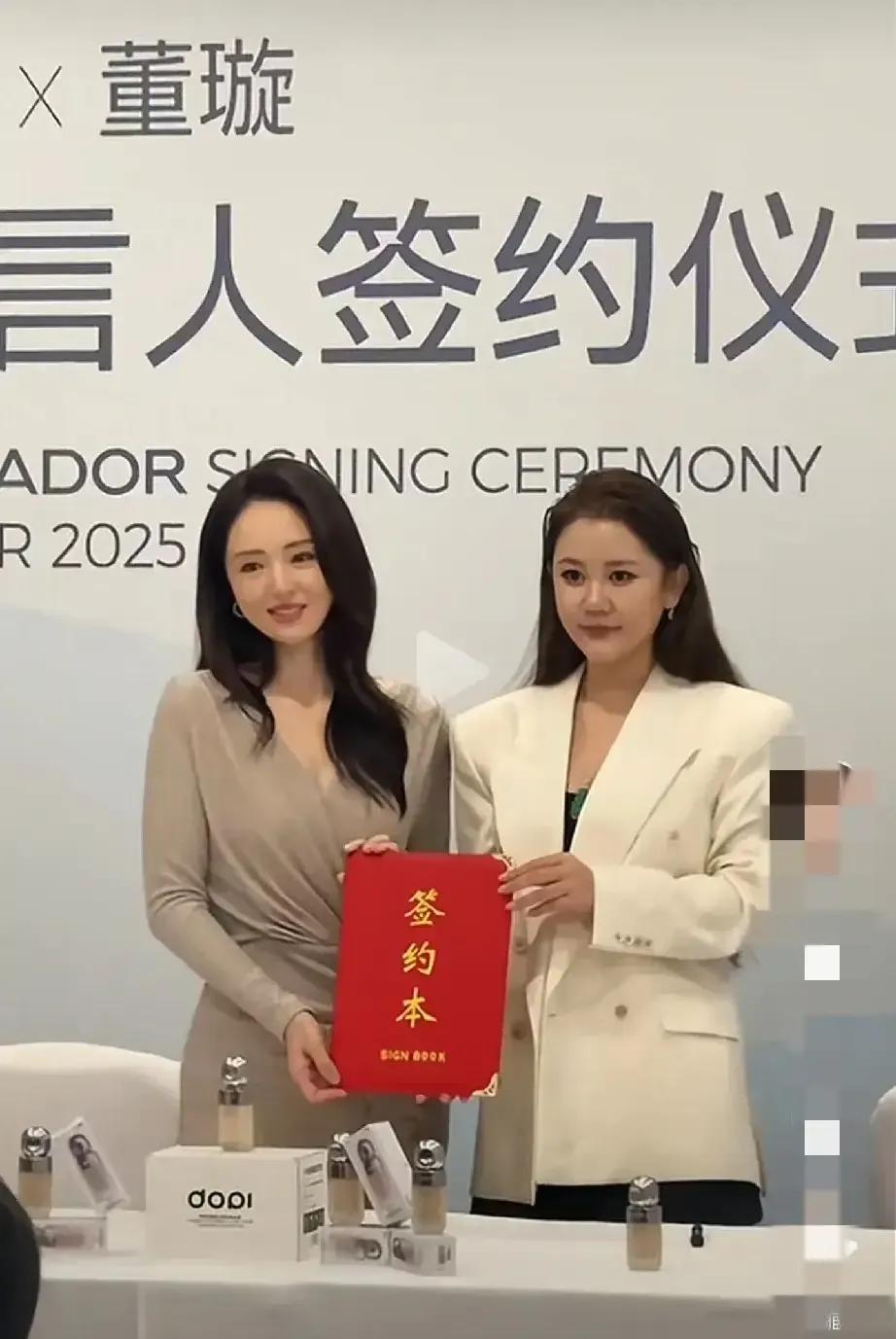 46岁的董璇身材保持得很好呀，不愧是瑜伽练得好的女人。她的长相也很年轻，配小九岁