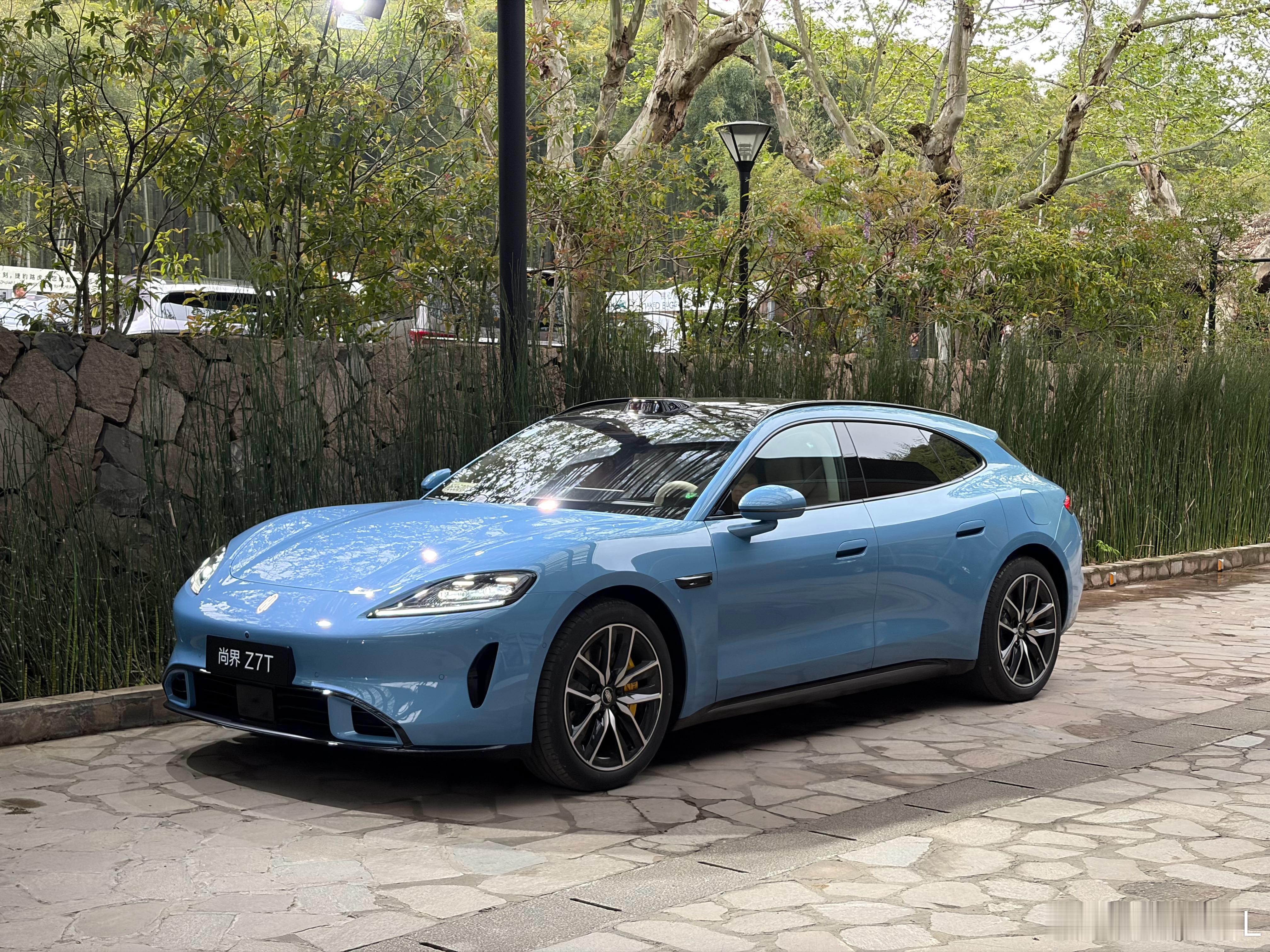 一下车就看到台浅蓝色的尚界Z7T，先拍两张！果然蓝色是我的本命色，就问你们喜不喜