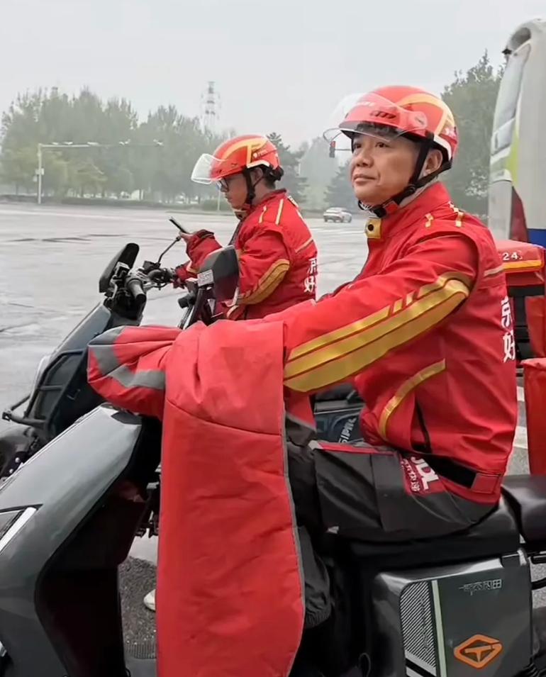 真正牛逼的男人，从来不去“泡妞”！泡妞的本质是：用高昂的情绪价值，去讨好一个“短
