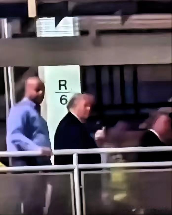 特朗普这总统当的，越来越有股“江湖气”了！1月13日，特朗普去密歇根的福特