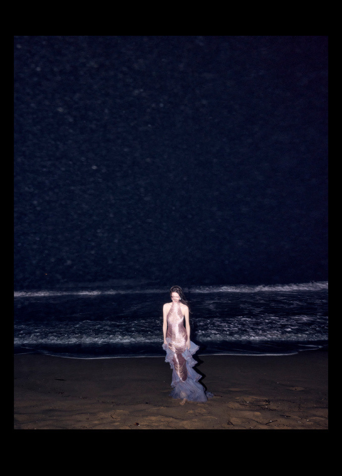 宋妍霏光脚拍ELLE出发图宝子们快看！宋妍霏光脚拍ELLE出发图，赤脚奔跑的浪漫