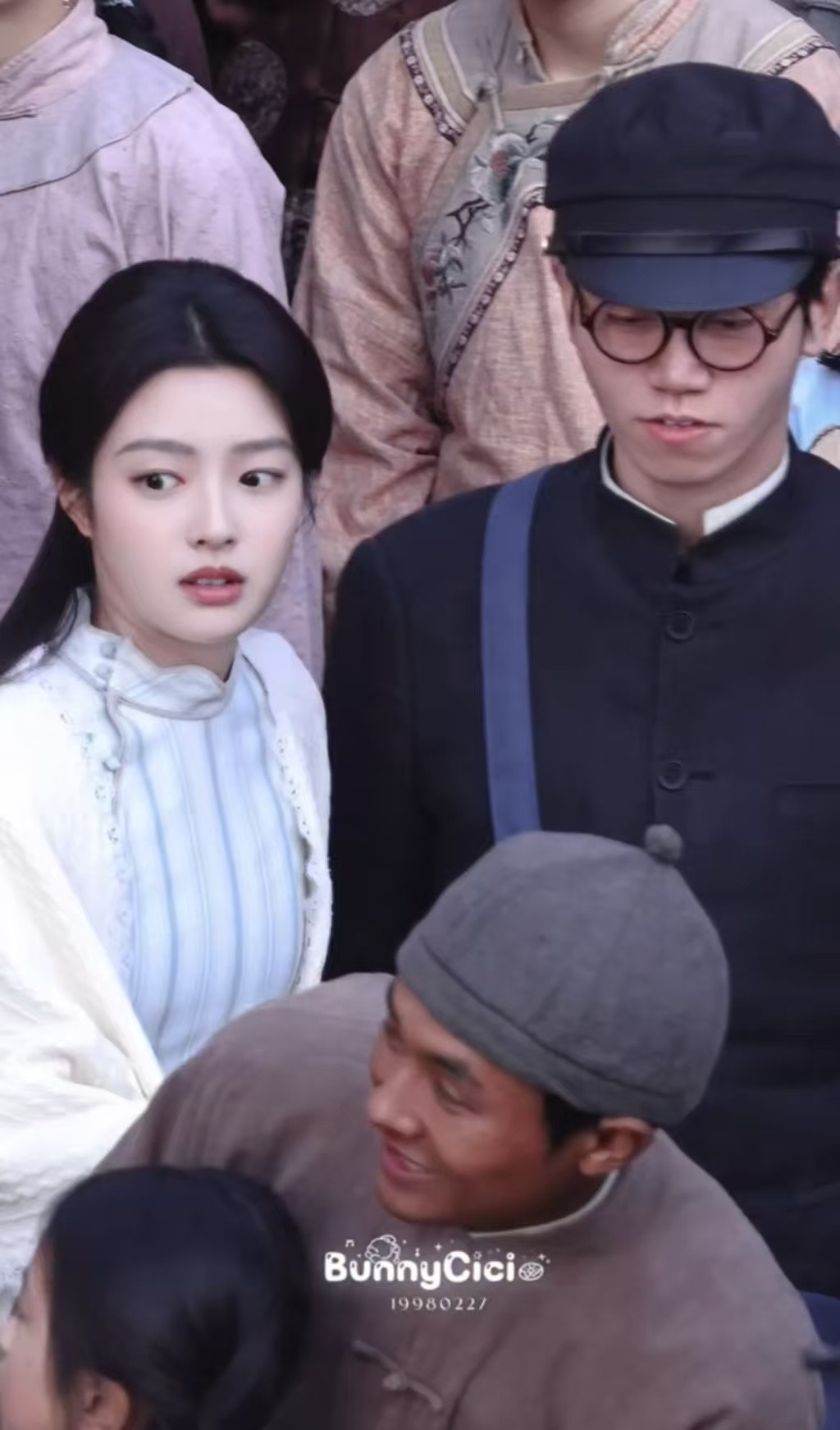 徐若晗片场痛到直不起腰隔着屏幕都感觉到冷了，不过抬眸瞬间好有小白花氛围感，期待