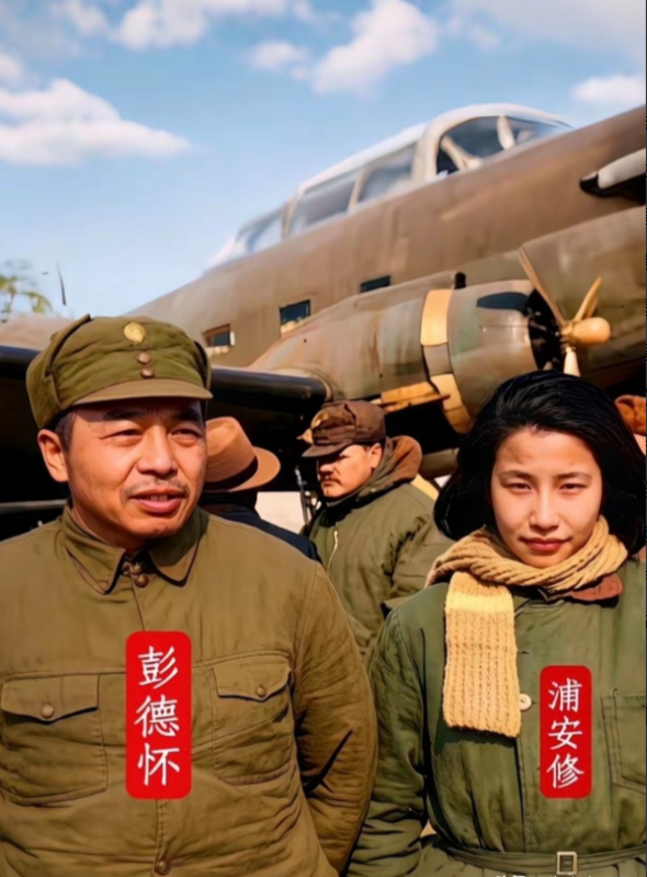 这俩人是彭德怀元帅和他夫人浦安修，照片实拍于1944年延安机场，后面是美军观察组的飞机，现在这张是后
