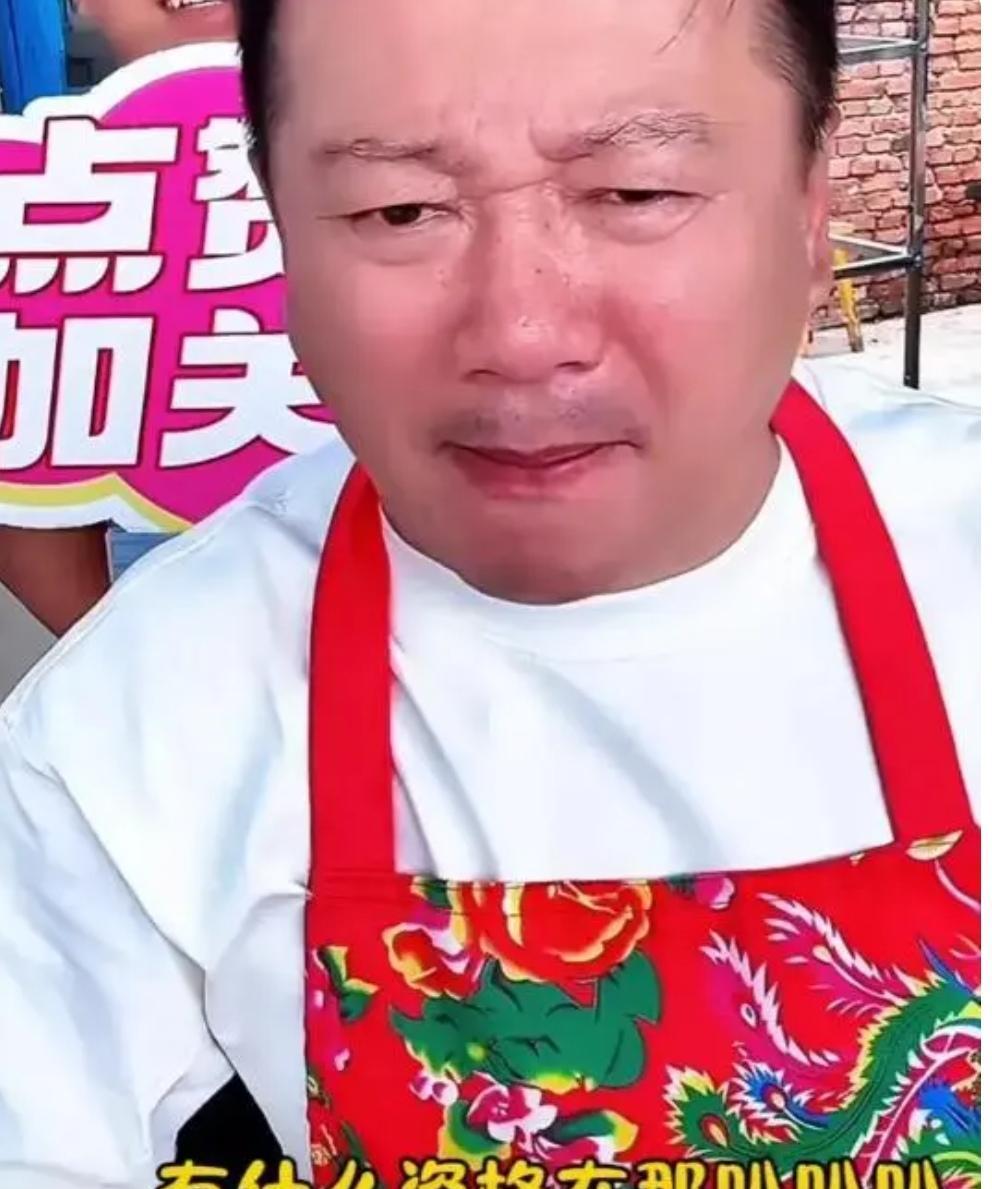 凌晨三点的直播间，滤镜突然关闭。唐鉴军那张熟悉的脸，毫无美颜地怼在镜头前。他