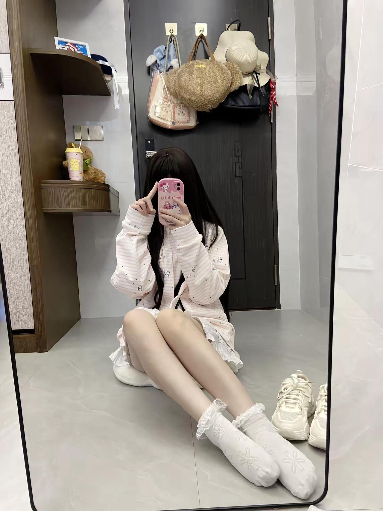 我的猫不会后空翻但我会甜妹穿搭对镜拍运动鞋