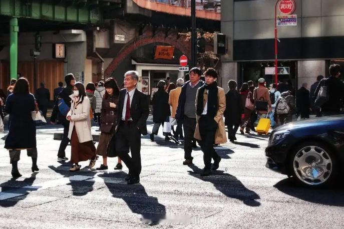 据日经中文网7月24日报道，日本经济长期停滞催生了“不断缩小”的社会倾...