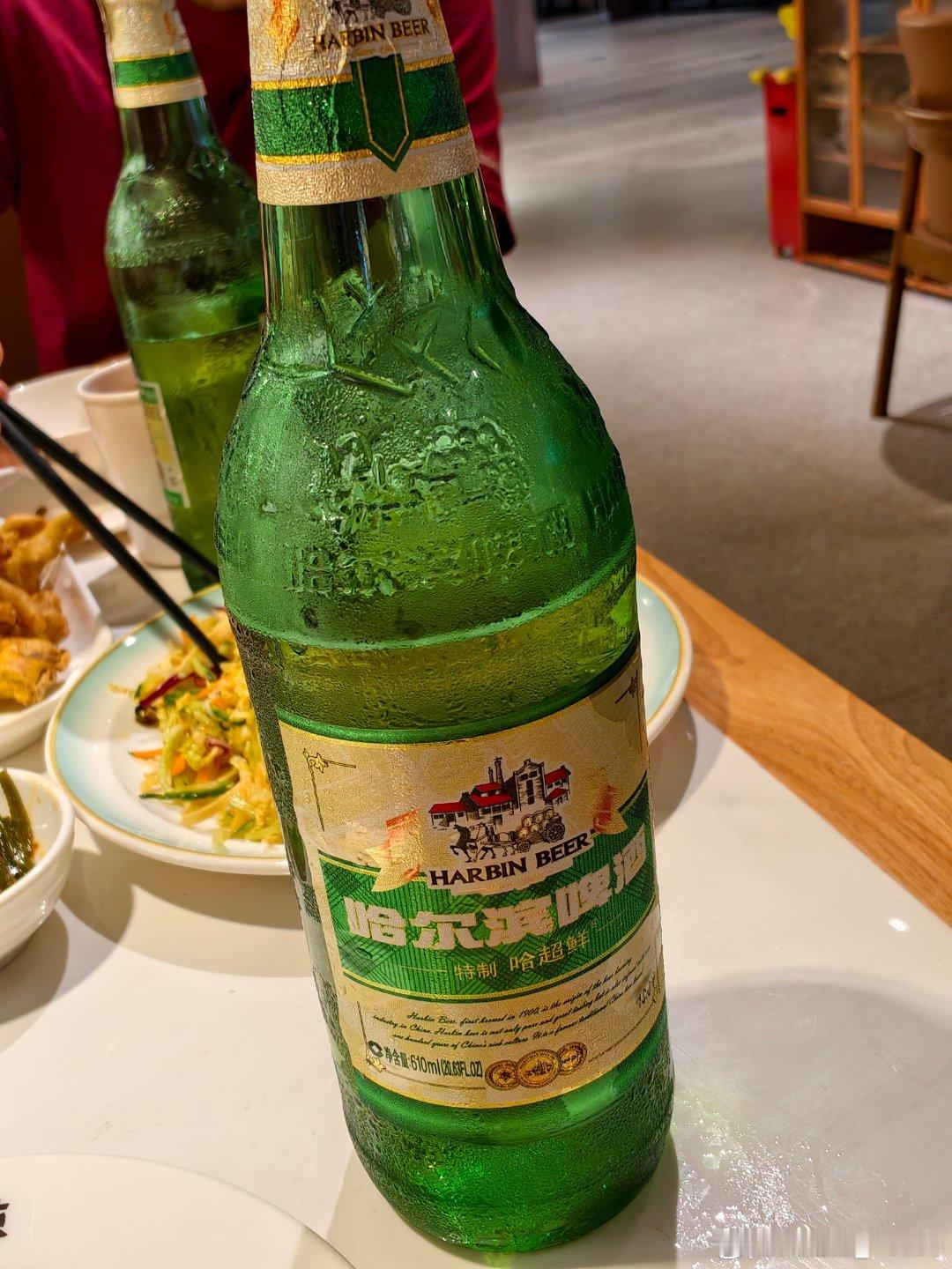 好久没喝到这么正经的哈啤了现在整个哈尔滨都不好找1900挺多，这个绿棒子少了没想
