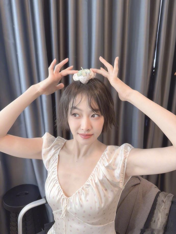 1.宋茜给王鹤棣推荐了一个中戏的表演老师学习，他现在每天都在对着镜子练习几十种情