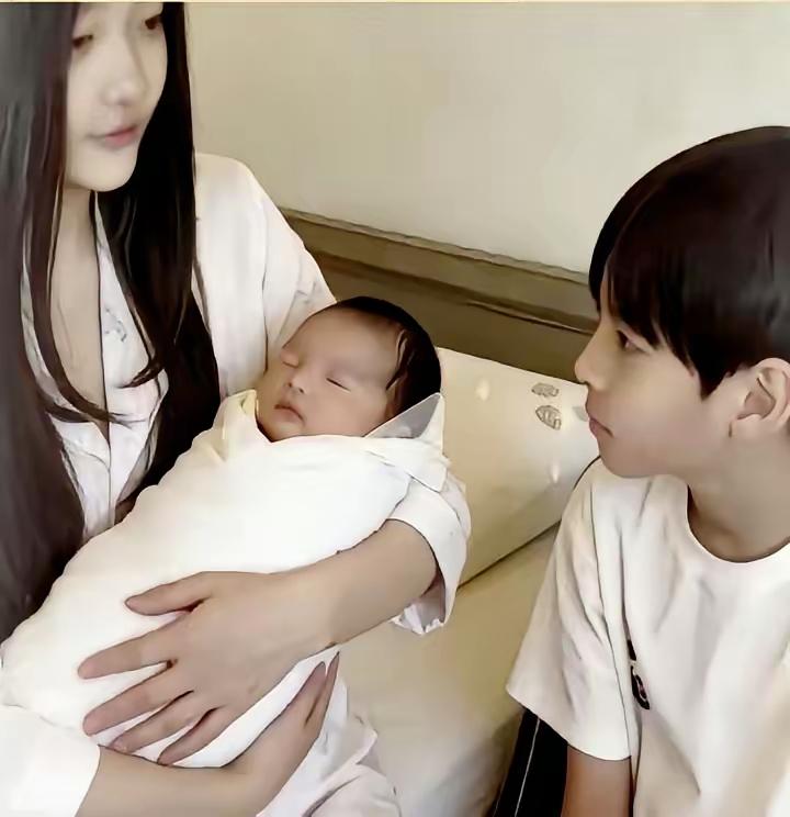 大S一双儿女小玥儿小霖霖，去看刚出生的弟弟小七宝。姐姐小玥儿稳稳托着襁褓里的小