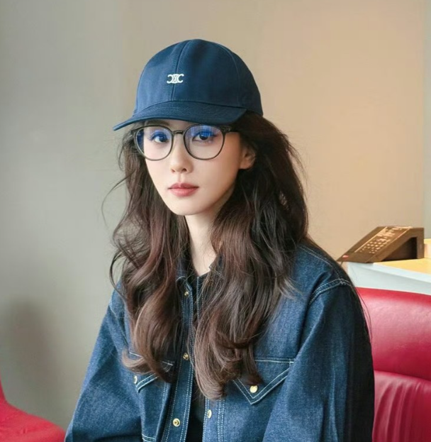 刘诗诗牛仔系穿搭太绝了难得的营业动态里，刘诗诗一身丹宁牛仔风现身，把松弛自在的