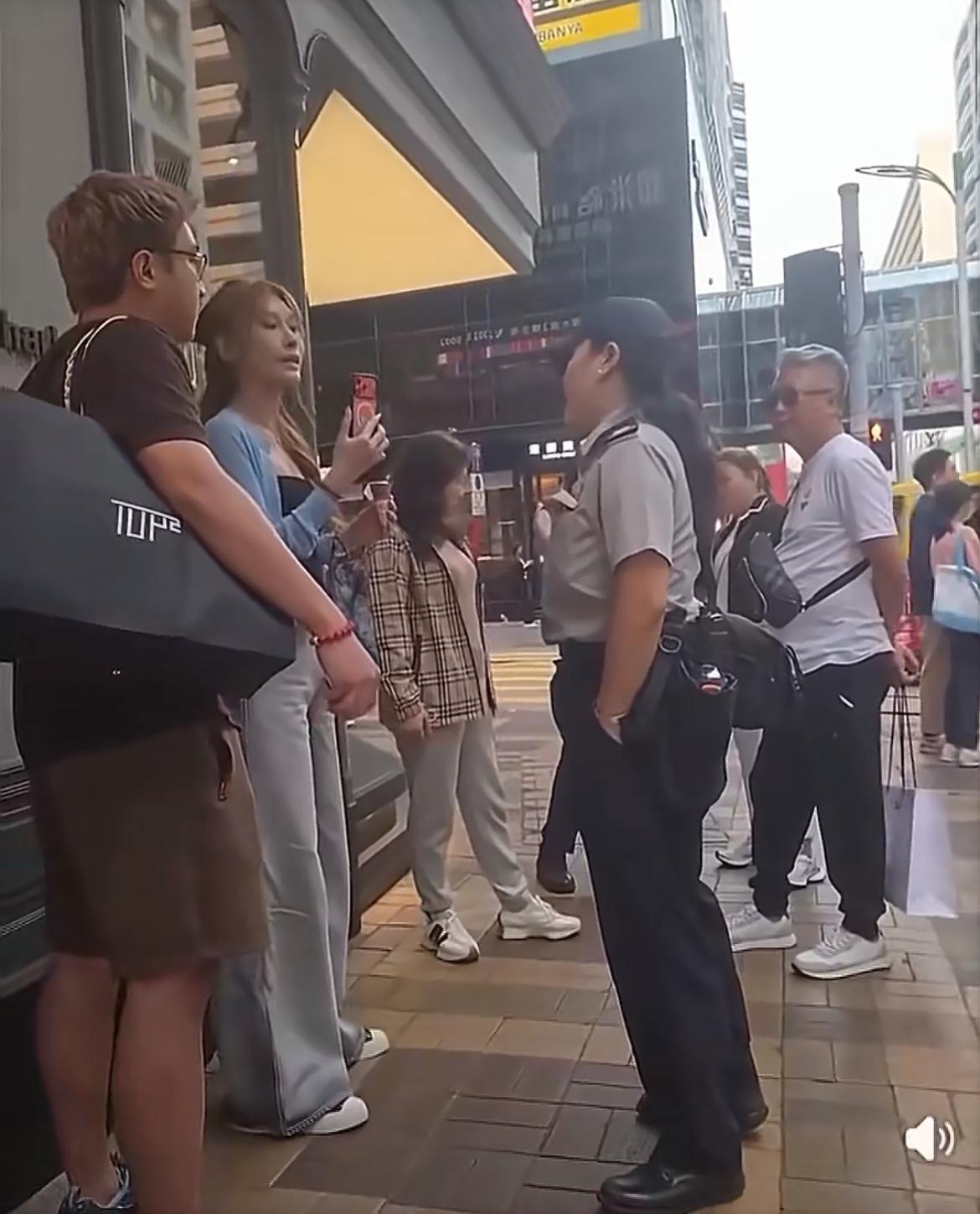 这对内地情侣香港街头抽烟，乱扔烟头要被罚款3000块，就开始胡搅蛮缠那一套。