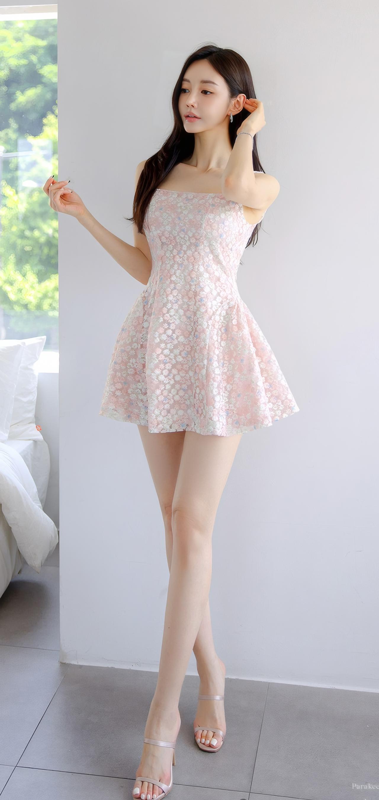 甜美少女风，粉色碎花连衣裙，清新自然，夏日必备！