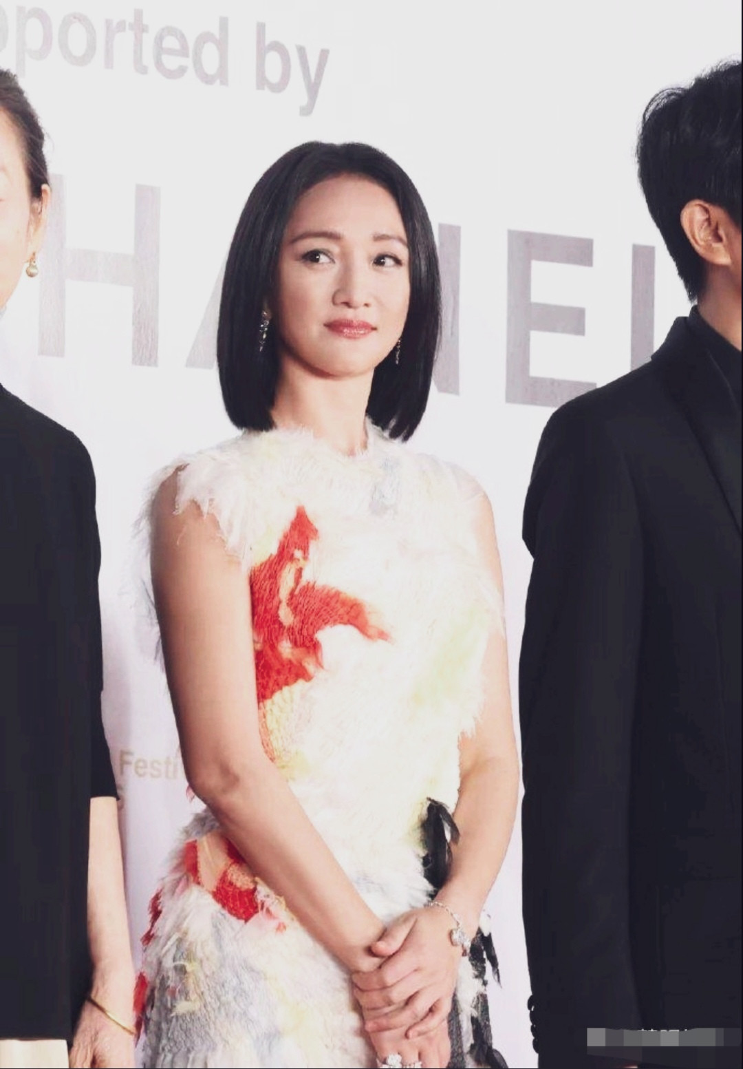 釜山电影节周迅牵手奚美娟红毯亮相，周迅脸颊圆润饱满，笑起来更是灵动可爱。奚美娟黑衣白裙气质优雅，笑容