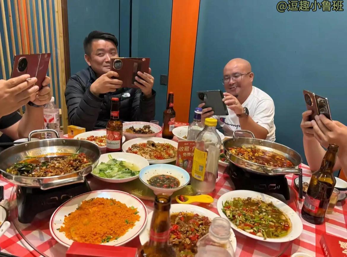 没个折叠屏都不好意思坐下来？这就是高端饭局吗！