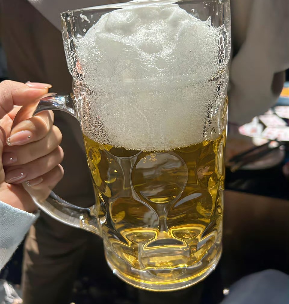 上班的困交给咖啡下班的累交给酒杯！​​​