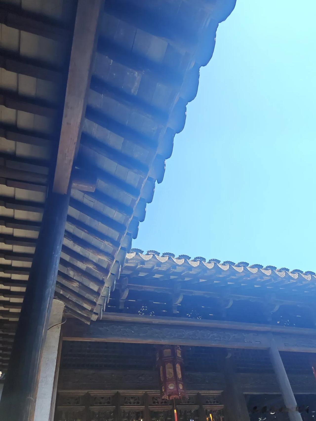 屋檐上的阳光，赶走了所有浮云……